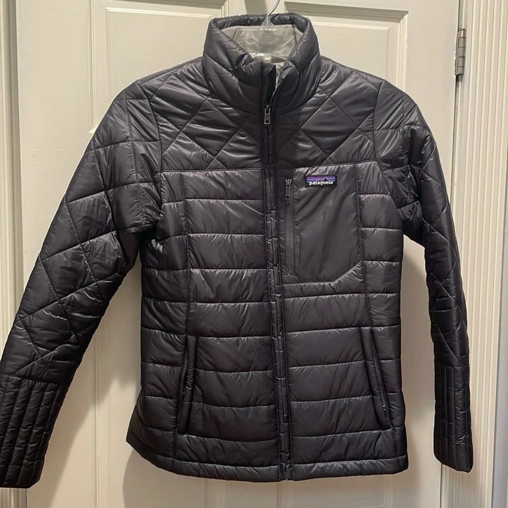 Patagonia women’s puffer coat. Small but fits like an XS